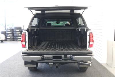 2006 Chevrolet Silverado 2500 LT3 1-OWNER* 100% RUST FREE* 6-SPD ALLISON* ALL RECDS SINCE NEW* NEW 2.5 " FABTEC LEVEL KIT W/ BILSTEIN 5100s & 33 " BFG KO3 10-PLYs* LONG BED* NO 5TH WHEEL-GOOSENECK* LT3 PKG* FRESH FULL SERVICE - Photo 15 - Portland, OR 97230