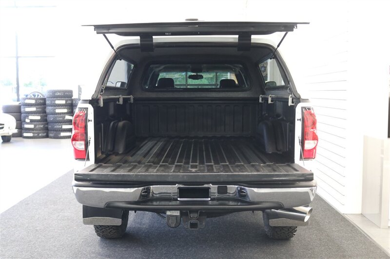 2006 Chevrolet Silverado 2500 LT3 1-OWNER* 100% RUST FREE* 6-SPD ALLISON* ALL RECDS SINCE NEW* NEW 2.5 " FABTEC LEVEL KIT W/ BILSTEIN 5100s & 33 " BFG KO3 10-PLYs* LONG BED* NO 5TH WHEEL-GOOSENECK* LT3 PKG* FRESH FULL SERVICE - Photo 15 - Portland, OR 97230