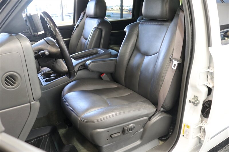 2006 Chevrolet Silverado 2500 LT3 1-OWNER* 100% RUST FREE* 6-SPD ALLISON* ALL RECDS SINCE NEW* NEW 2.5 " FABTEC LEVEL KIT W/ BILSTEIN 5100s & 33 " BFG KO3 10-PLYs* LONG BED* NO 5TH WHEEL-GOOSENECK* LT3 PKG* FRESH FULL SERVICE - Photo 16 - Portland, OR 97230