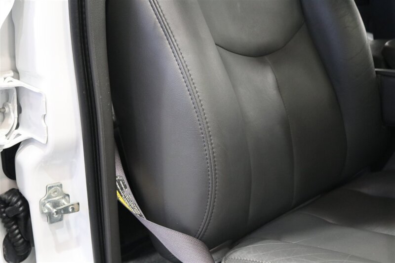 2006 Chevrolet Silverado 2500 LT3 1-OWNER* 100% RUST FREE* 6-SPD ALLISON* ALL RECDS SINCE NEW* NEW 2.5 " FABTEC LEVEL KIT W/ BILSTEIN 5100s & 33 " BFG KO3 10-PLYs* LONG BED* NO 5TH WHEEL-GOOSENECK* LT3 PKG* FRESH FULL SERVICE - Photo 75 - Portland, OR 97230