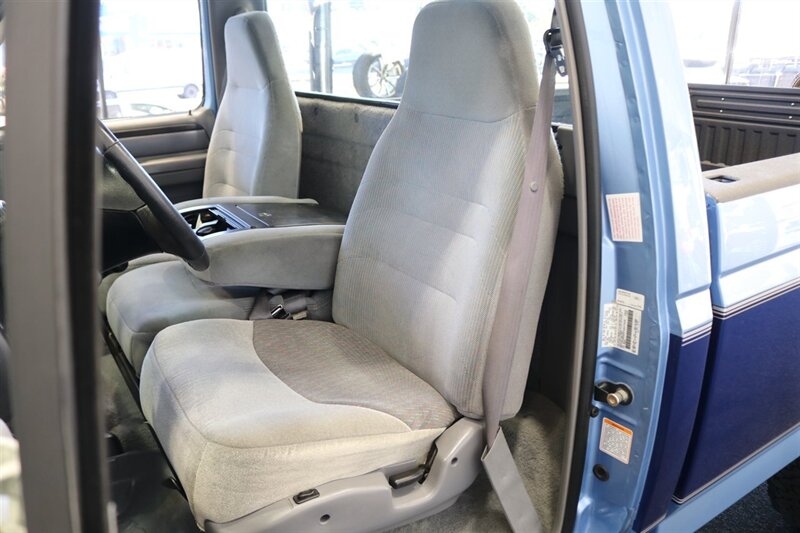 1997 Ford F-250 XLT 1-OWNER* 100% RUST FREE* 71K ACTUAL MILES* 7.5L WITH 5-SPD MANUAL* LINEX BED LINER* FACTORY 2-TONE* NEW 35 " BFG KO3s W/ ALCOA's* FRESH SERVICE* COOLANT FLUSH - AC SERVICE - NEW FLUIDS - Photo 16 - Portland, OR 97230