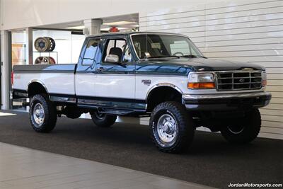 1996 Ford F-250 XLT  1-OWNER* 100% RUST & CORROSION FREE* NEW 4 " BDS LIFT W/ FOX SHOCKS* NEW 33 " BFG KO3 10-PLY TIRES* ALCOAS* FACTORY 2-TONE* NEW BRAKES - FLUIDS - FILTERS* LINEX BED LINER & BED IN NEW CONDITION - Photo 2 - Portland, OR 97230