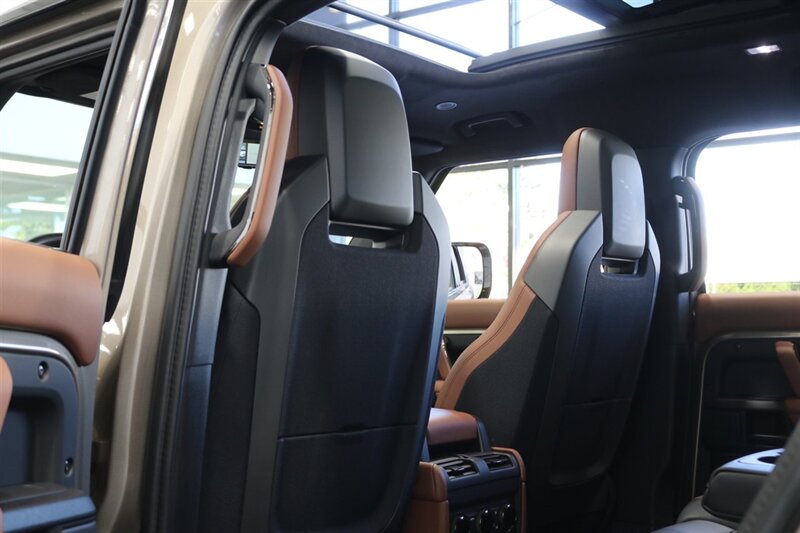2025 Land Rover Defender 110 P635 OCTA  1-CALIFORNIA OWNER* FRIDGE* POWER FOLD RUNNING BOARDS* EXTERIOR PROTECTION PKG* 20 "DIAMOND TURNED SATIN DARK WHEEL PKG* BURN SIENNA INTERIOR* ALL BOOKS-2 KEYS-WINDOW STICKER* CERAMIC TINT* - Photo 34 - Portland, OR 97230