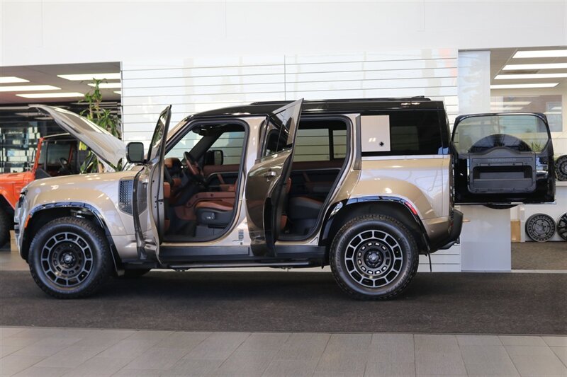 2025 Land Rover Defender 110 P635 OCTA  1-CALIFORNIA OWNER* FRIDGE* POWER FOLD RUNNING BOARDS* EXTERIOR PROTECTION PKG* 20 "DIAMOND TURNED SATIN DARK WHEEL PKG* BURN SIENNA INTERIOR* ALL BOOKS-2 KEYS-WINDOW STICKER* CERAMIC TINT* - Photo 10 - Portland, OR 97230