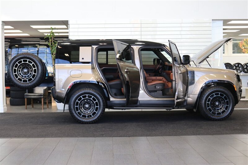 2025 Land Rover Defender 110 P635 OCTA  1-CALIFORNIA OWNER* FRIDGE* POWER FOLD RUNNING BOARDS* EXTERIOR PROTECTION PKG* 20 "DIAMOND TURNED SATIN DARK WHEEL PKG* BURN SIENNA INTERIOR* ALL BOOKS-2 KEYS-WINDOW STICKER* CERAMIC TINT* - Photo 11 - Portland, OR 97230
