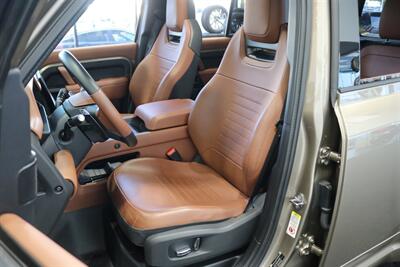 2025 Land Rover Defender 110 P635 OCTA  1-CALIFORNIA OWNER* FRIDGE* POWER FOLD RUNNING BOARDS* EXTERIOR PROTECTION PKG* 20 "DIAMOND TURNED SATIN DARK WHEEL PKG* BURN SIENNA INTERIOR* ALL BOOKS-2 KEYS-WINDOW STICKER* CERAMIC TINT* - Photo 18 - Portland, OR 97230
