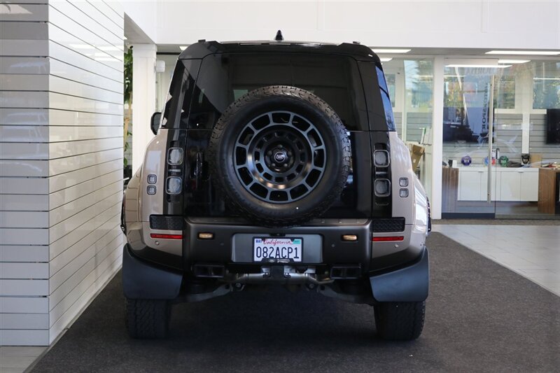 2025 Land Rover Defender 110 P635 OCTA  1-CALIFORNIA OWNER* FRIDGE* POWER FOLD RUNNING BOARDS* EXTERIOR PROTECTION PKG* 20 "DIAMOND TURNED SATIN DARK WHEEL PKG* BURN SIENNA INTERIOR* ALL BOOKS-2 KEYS-WINDOW STICKER* CERAMIC TINT* - Photo 9 - Portland, OR 97230