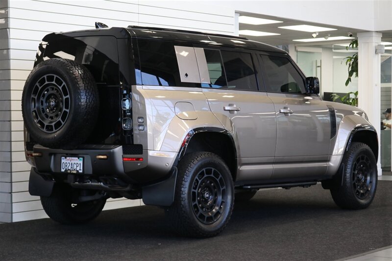 2025 Land Rover Defender 110 P635 OCTA  1-CALIFORNIA OWNER* FRIDGE* POWER FOLD RUNNING BOARDS* EXTERIOR PROTECTION PKG* 20 "DIAMOND TURNED SATIN DARK WHEEL PKG* BURN SIENNA INTERIOR* ALL BOOKS-2 KEYS-WINDOW STICKER* CERAMIC TINT* - Photo 7 - Portland, OR 97230