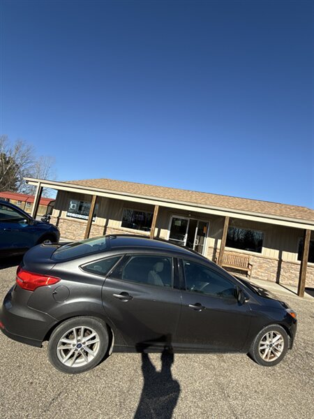 2017 Ford Focus SE   - Photo 1 - Wintersville, OH 43953