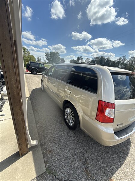 2015 Chrysler Town and Country Touring-L   - Photo 1 - Wintersville, OH 43953