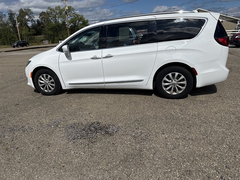 2018 Chrysler Pacifica Touring L - Photo 1 - Wintersville, OH 43953