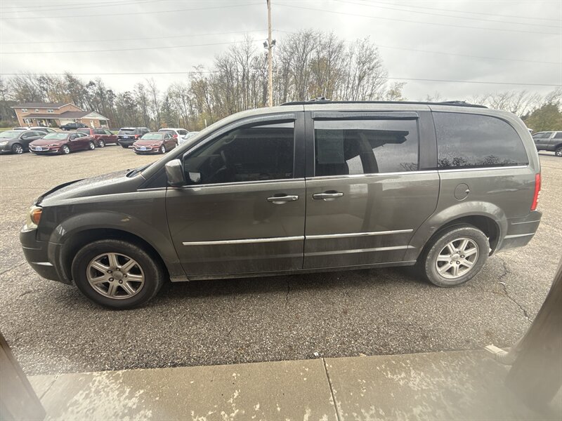 2010 Chrysler Town & Country Touring   - Photo 1 - Wintersville, OH 43953