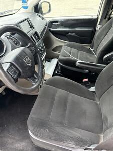 2017 Dodge Grand Caravan SE   - Photo 7 - Wintersville, OH 43953