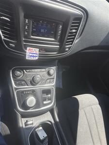2016 Chrysler 200 Limited - Photo 9 - Wintersville, OH 43953