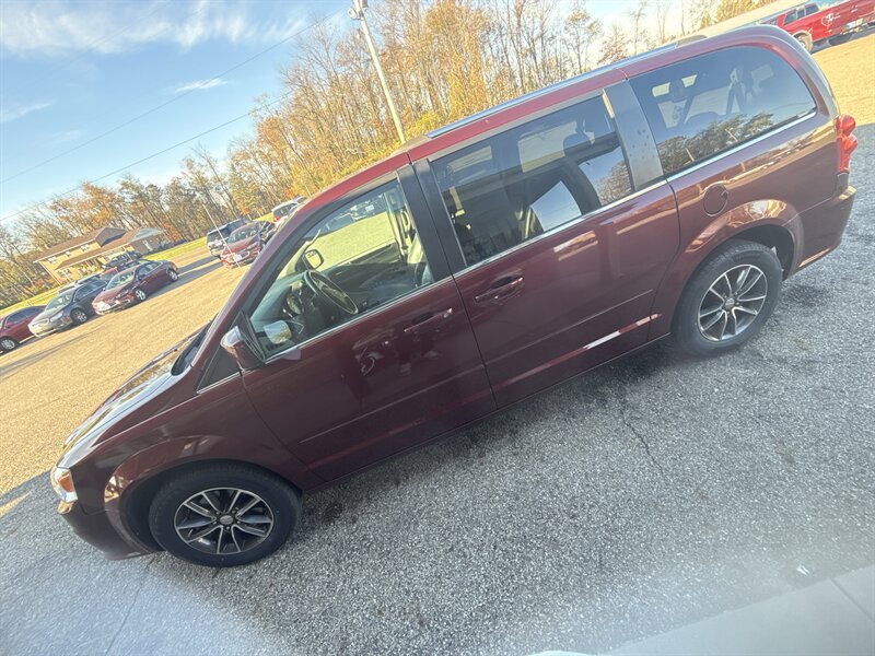 2017 Dodge Grand Caravan SXT   - Photo 1 - Wintersville, OH 43953