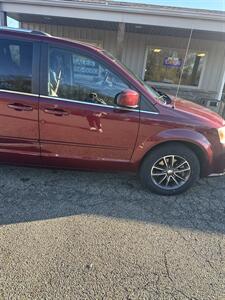 2017 Dodge Grand Caravan SXT   - Photo 3 - Wintersville, OH 43953