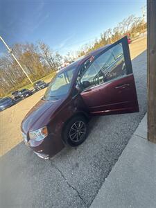 2017 Dodge Grand Caravan SXT   - Photo 12 - Wintersville, OH 43953