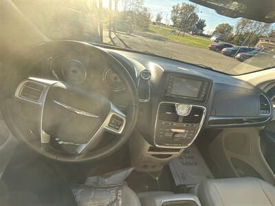 2012 Chrysler Town & Country Touring   - Photo 10 - Wintersville, OH 43953