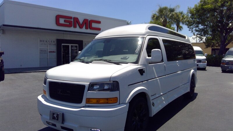 2025 GMC Savana 2500 LIMITED SE EXTENDED 9 PASSENGER - Photo 1 - Pompano Beach, FL 33064
