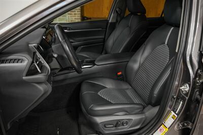 2019 Toyota Camry SE   - Photo 2 - Springfield, MO 65802