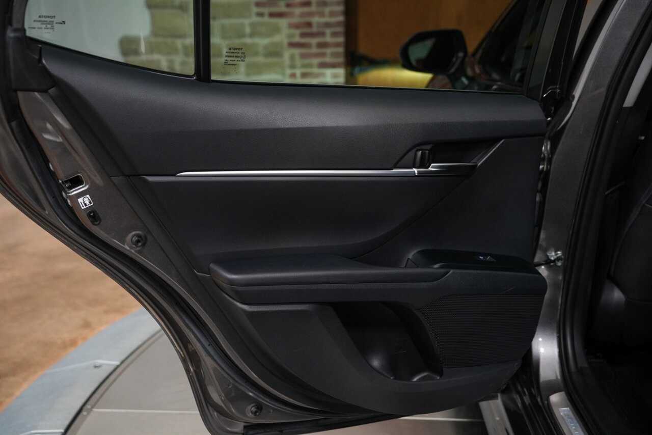 2019 Toyota Camry SE - Photo 5 - Springfield, MO 65802