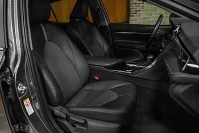 2019 Toyota Camry SE   - Photo 14 - Springfield, MO 65802