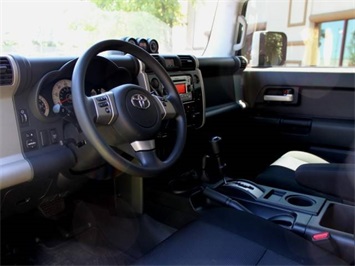 2014 Toyota FJ Cruiser   - Photo 14 - Springfield, MO 65802