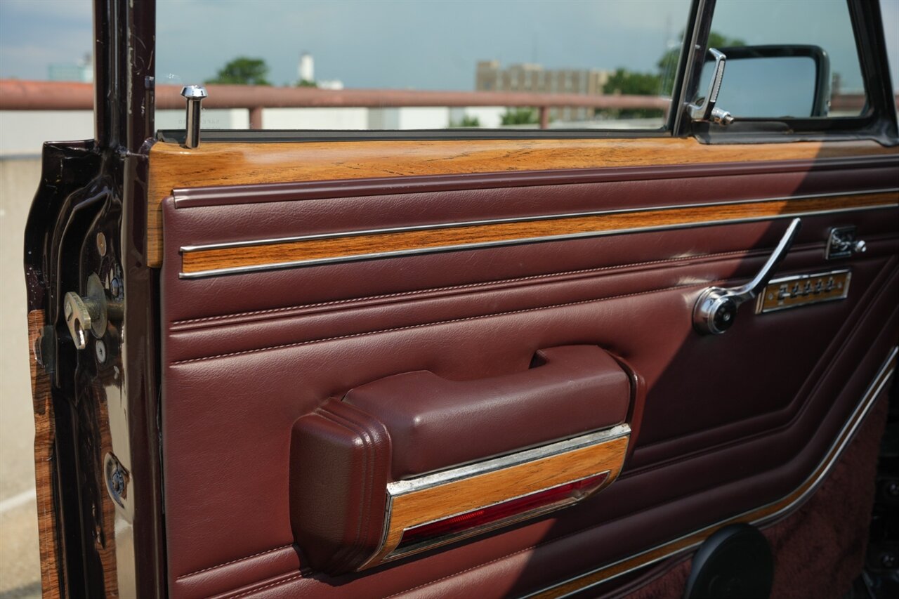 1990 Jeep Grand Wagoneer - Photo 11 - Springfield, MO 65802