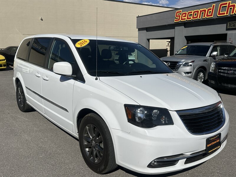 2016 Chrysler Town & Country S