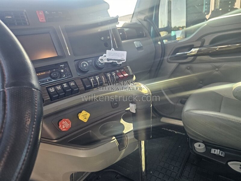 2019 Kenworth T680 Day cab - Photo 10 - Goodland, KS 67735