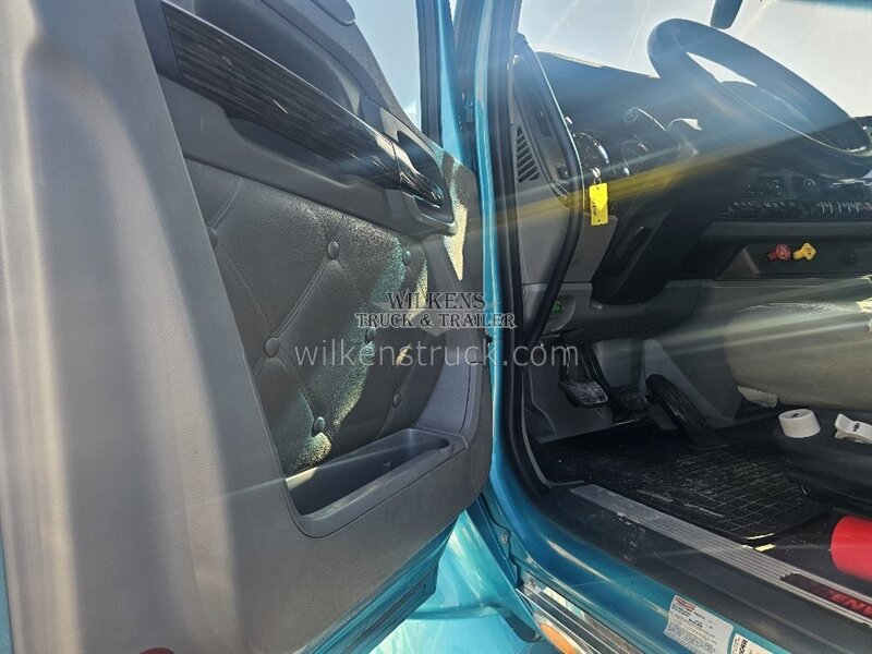 2019 Kenworth T680 Day cab - Photo 6 - Goodland, KS 67735