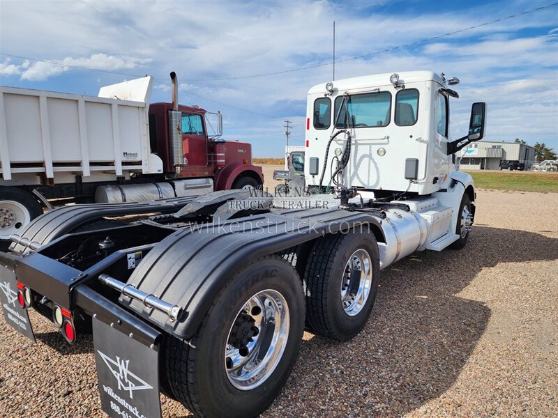 2017 Peterbilt 579   - Photo 3 - Goodland, KS 67735