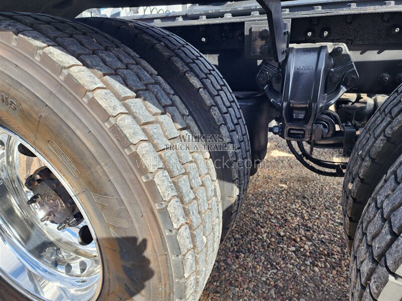 2017 Peterbilt 579   - Photo 5 - Goodland, KS 67735