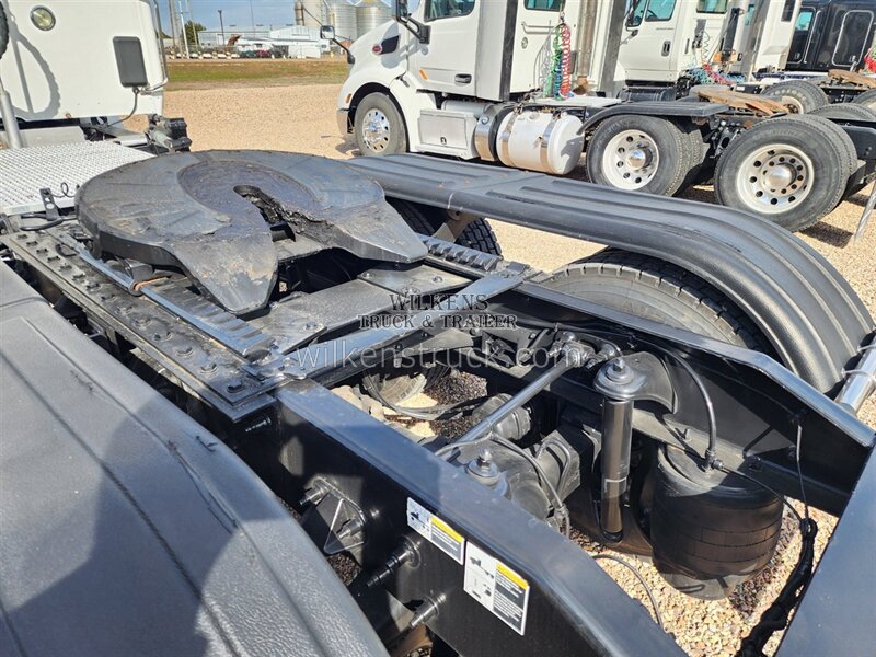 2017 Peterbilt 579   - Photo 8 - Goodland, KS 67735