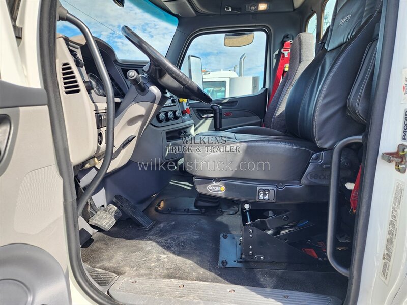 2017 Peterbilt 579   - Photo 12 - Goodland, KS 67735