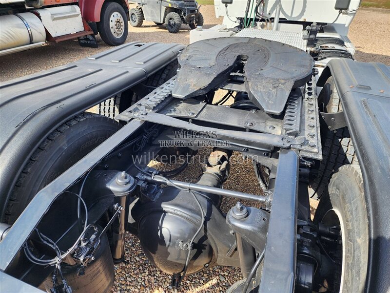 2017 Peterbilt 579   - Photo 9 - Goodland, KS 67735