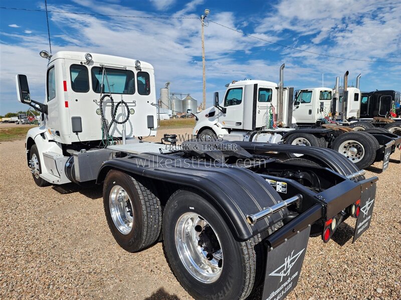 2017 Peterbilt 579   - Photo 4 - Goodland, KS 67735
