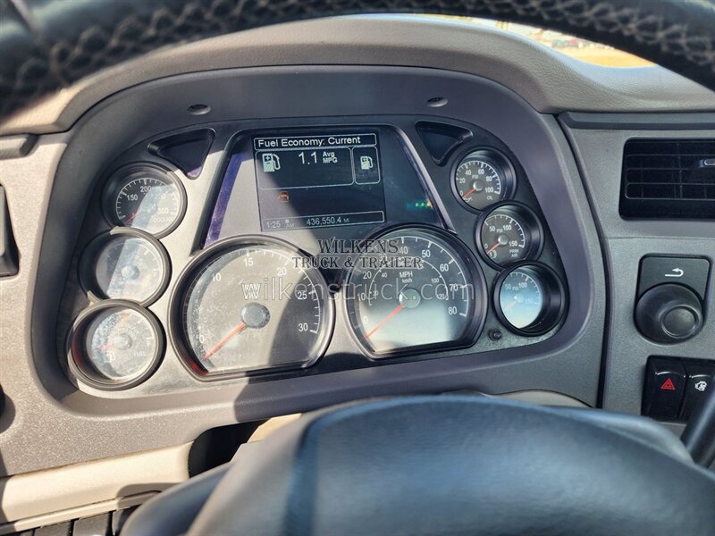 2017 Peterbilt 579   - Photo 15 - Goodland, KS 67735