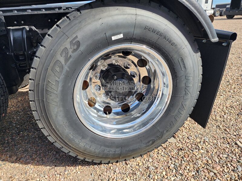 2017 Peterbilt 579   - Photo 7 - Goodland, KS 67735