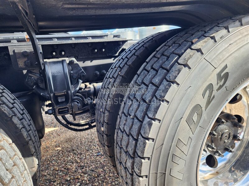 2017 Peterbilt 579   - Photo 6 - Goodland, KS 67735