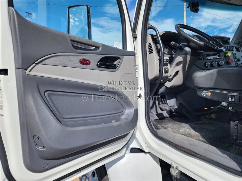 2017 Peterbilt 579   - Photo 11 - Goodland, KS 67735