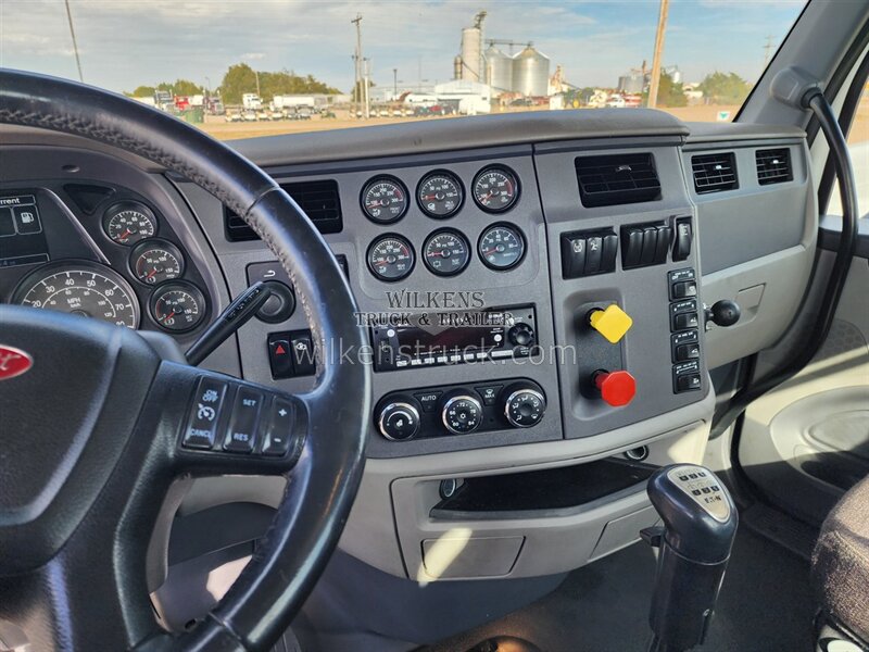 2017 Peterbilt 579   - Photo 14 - Goodland, KS 67735