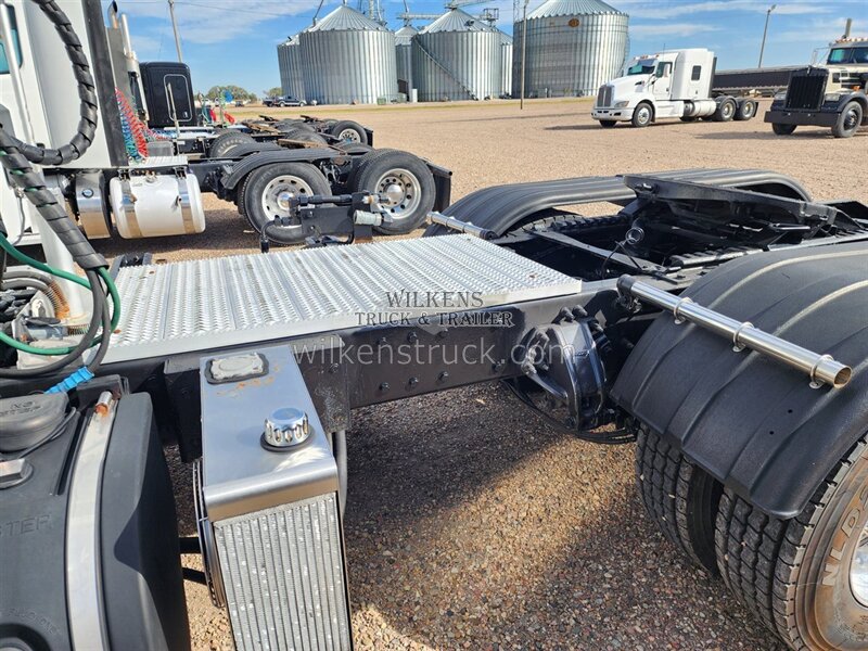 2017 Peterbilt 579   - Photo 10 - Goodland, KS 67735