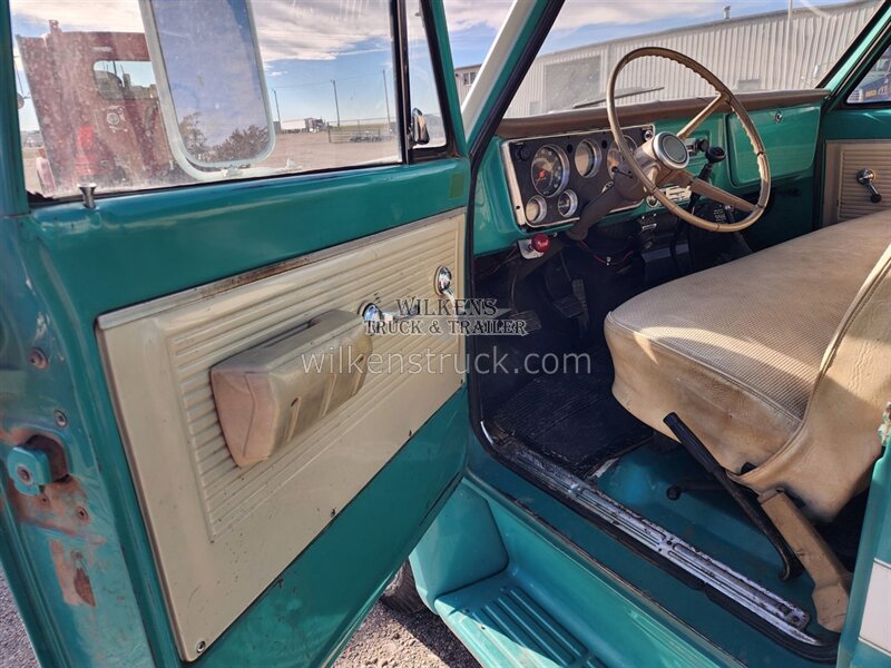 1970 Chevy box truck C/50 - Photo 8 - Goodland, KS 67735