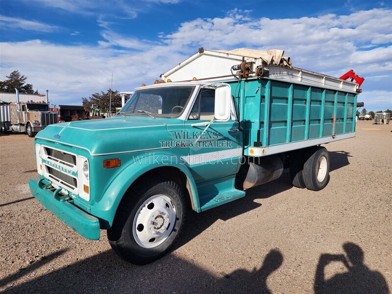 1970 Chevy box truck C/50   - Photo 1 - Goodland, KS 67735
