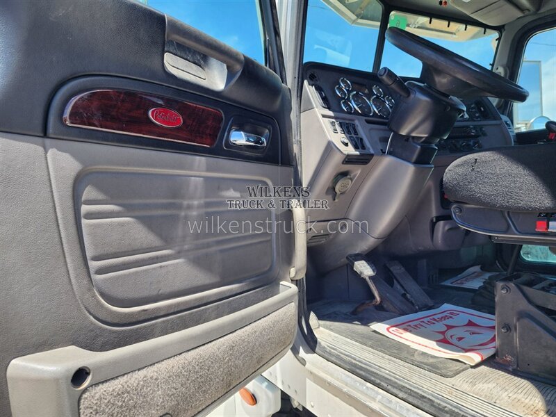 2019 Peterbilt 367 day cab Super Day Cab - Photo 6 - Goodland, KS 67735