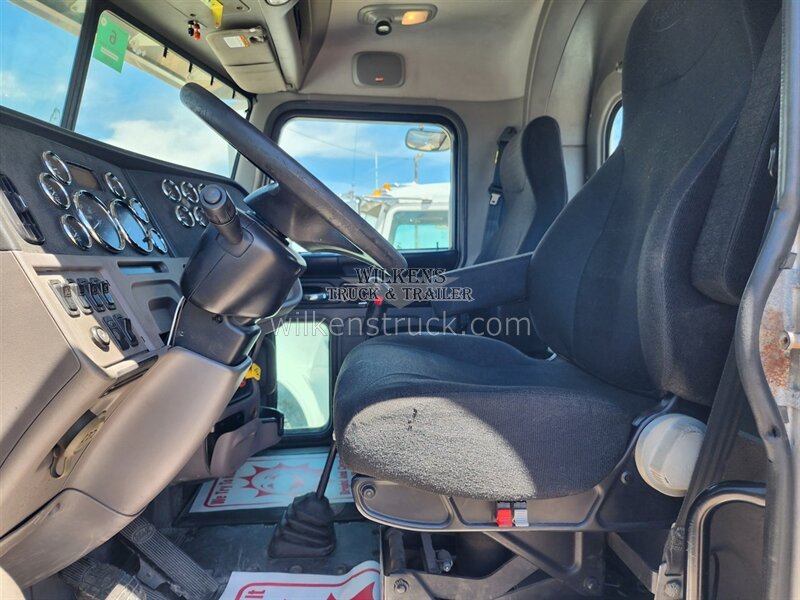 2019 Peterbilt 367 day cab Super Day Cab - Photo 7 - Goodland, KS 67735