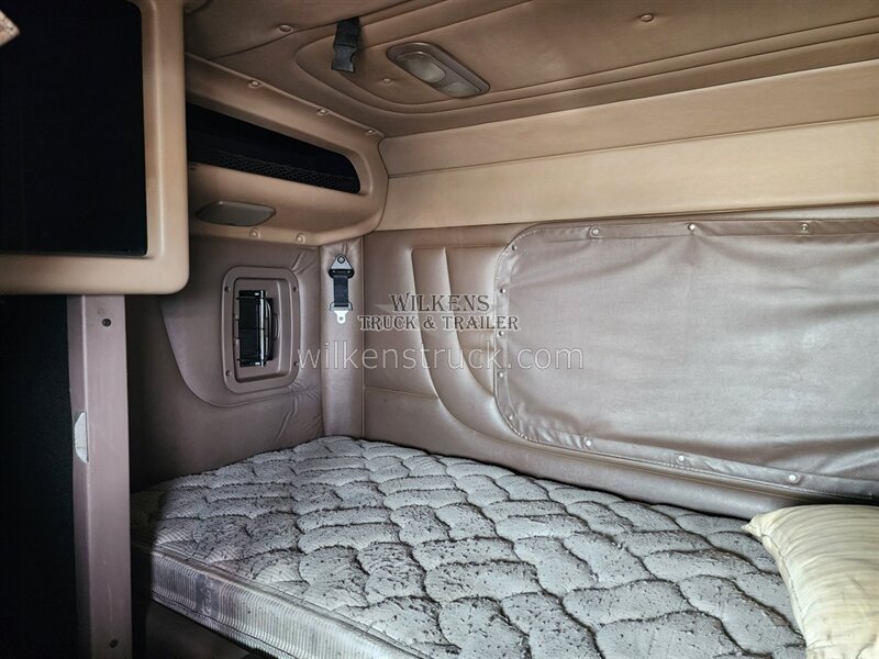 2009 Peterbilt 389 Flat top - Photo 10 - Goodland, KS 67735