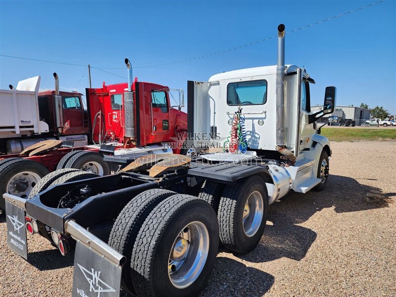 2018 Peterbilt 579   - Photo 3 - Goodland, KS 67735