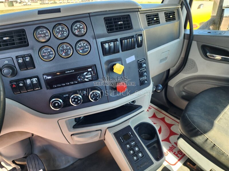 2018 Peterbilt 579   - Photo 10 - Goodland, KS 67735